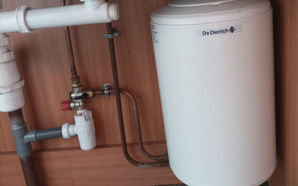 Plombier Chauffagiste - Ballon d'eau chaude - Tuyaux Plomberie
